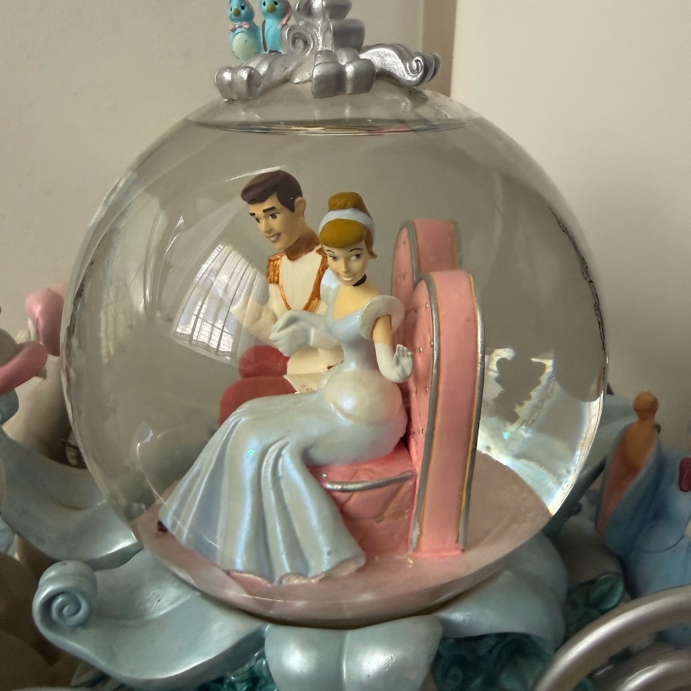 Disney Cinderella 50th Anniversary Carriage Musical Snow Globe - Picture 4 of 8
